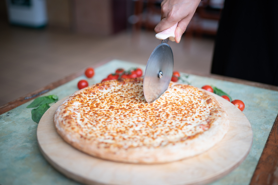 Pizza au fromage tranchée.